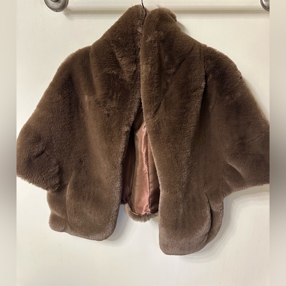 Prettyrugged women’s brown faux fur capelet (one size) - reversible! NWOT - Picture 9 of 9